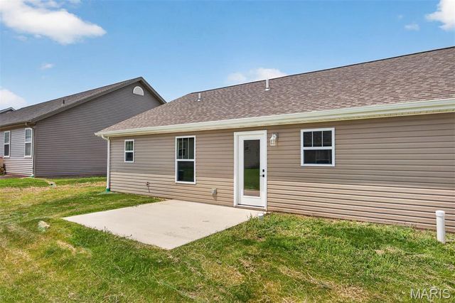 40 Auburn Court B, Highland, IL 62249