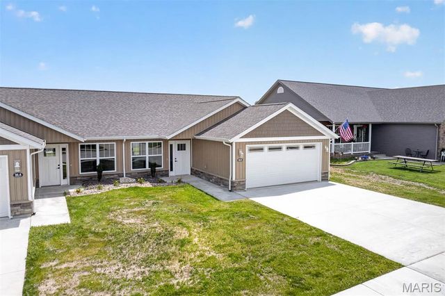 40 Auburn Court B, Highland, IL 62249