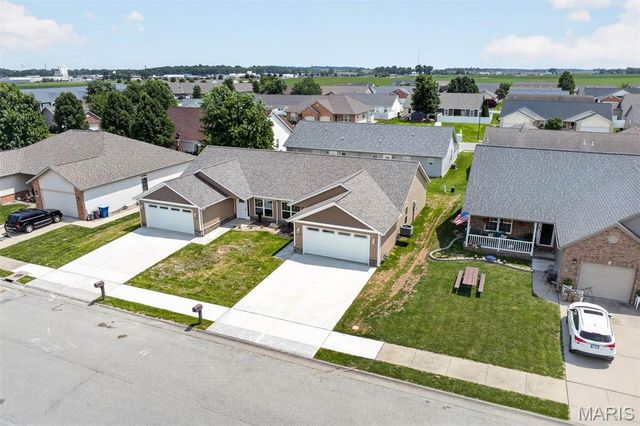 40 Auburn Court B, Highland, IL 62249