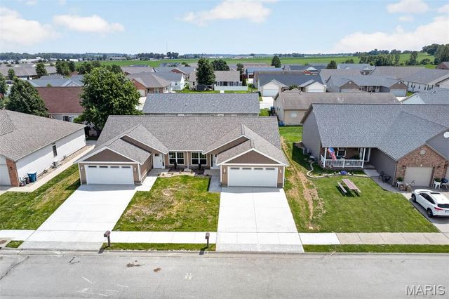 40 Auburn Court B, Highland, IL 62249