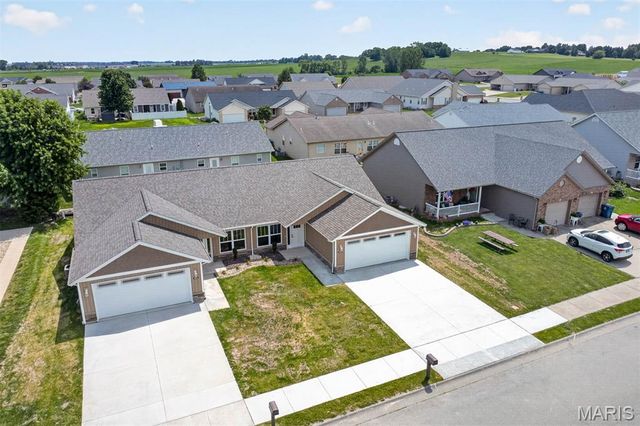 40 Auburn Court B, Highland, IL 62249