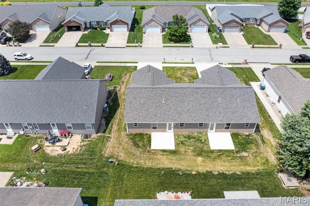 40 Auburn Court B, Highland, IL 62249