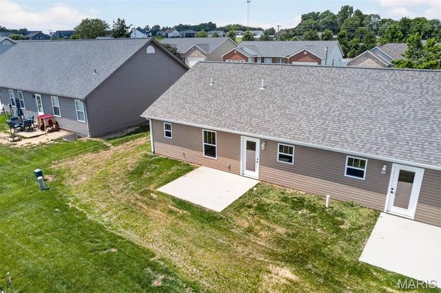 40 Auburn Court B, Highland, IL 62249