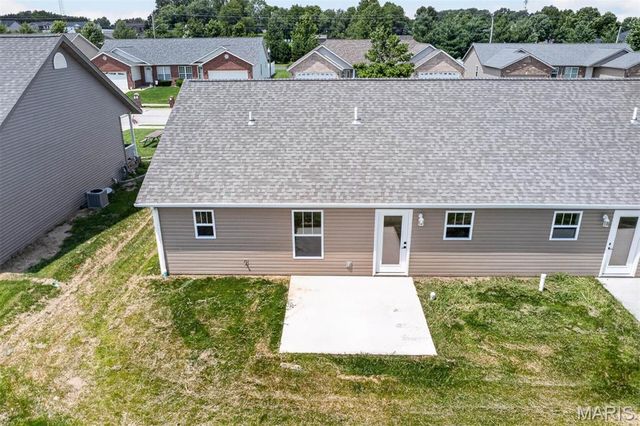 40 Auburn Court B, Highland, IL 62249