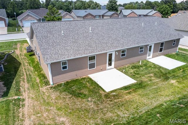 40 Auburn Court B, Highland, IL 62249