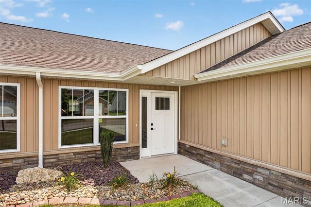 40 Auburn Court B, Highland, IL 62249