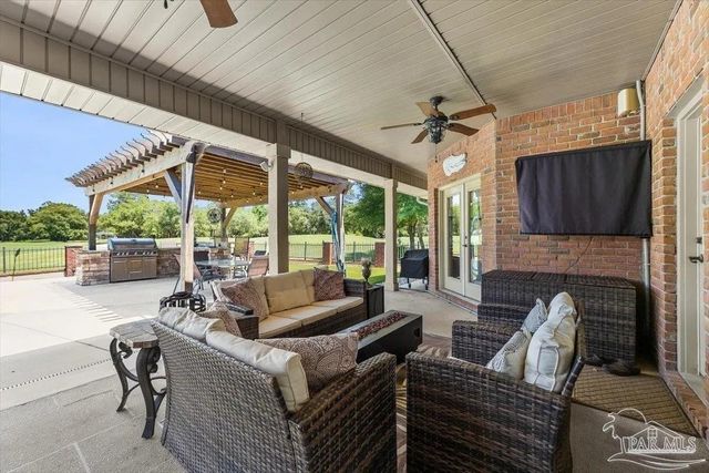 2858 Pga Blvd, Navarre, FL 32566