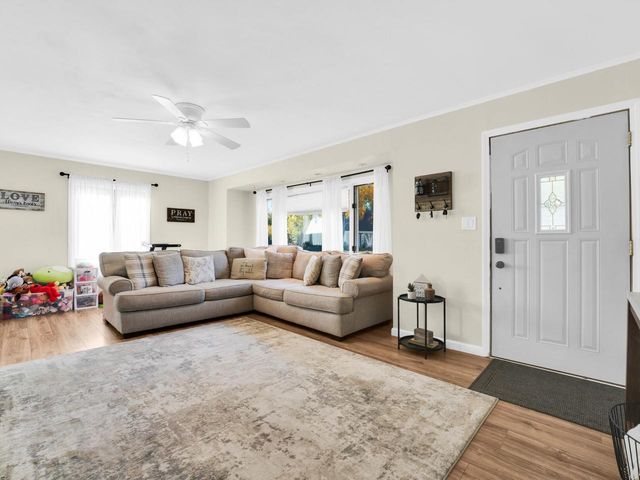 3211 Lakeview CIRCLE, Racine, WI 53402