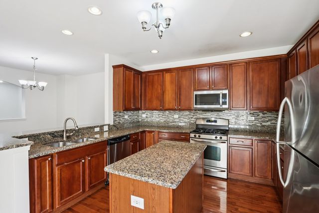 426 Plaza Place, Aurora, IL 60504