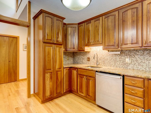 15 Brookridge Drive, Avon, CT 06001