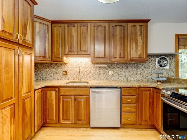 15 Brookridge Drive, Avon, CT 06001
