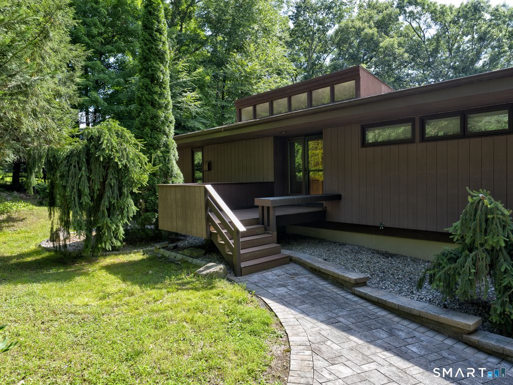 15 Brookridge Drive, Avon, CT 06001