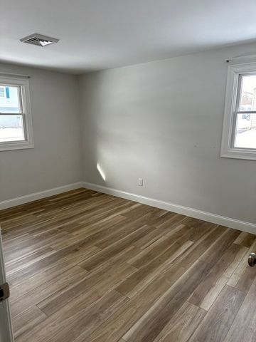 132 Woodsbury Rd, Rockland, MA 02370