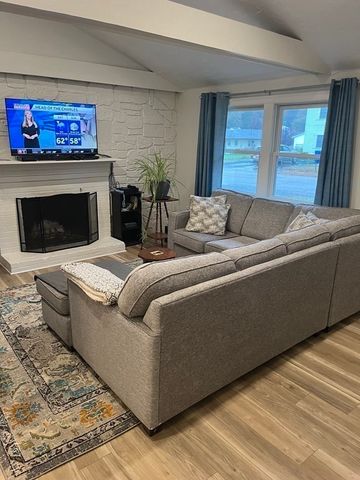 132 Woodsbury Rd, Rockland, MA 02370