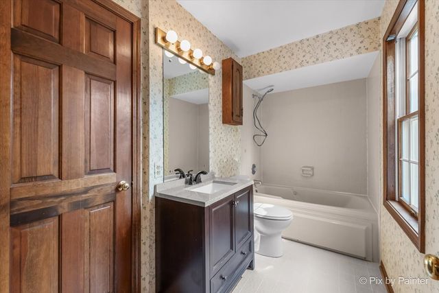 816 Derby Course, St. Charles, IL 60174