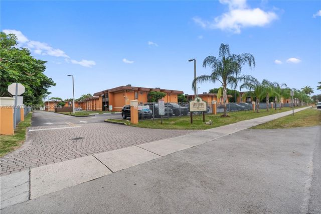 9441 SW 76th St V32, Miami, FL 33173