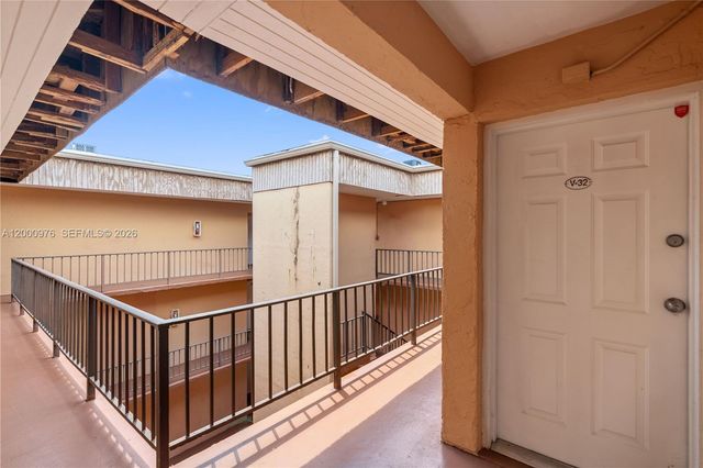 9441 SW 76th St V32, Miami, FL 33173