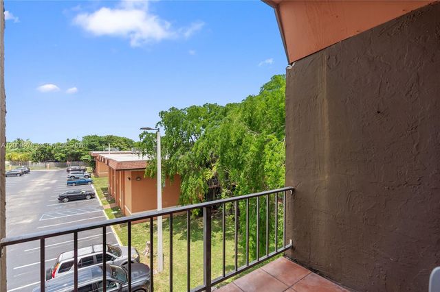 9441 SW 76th St V32, Miami, FL 33173