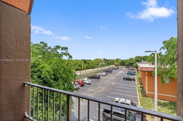 9441 SW 76th St V32, Miami, FL 33173