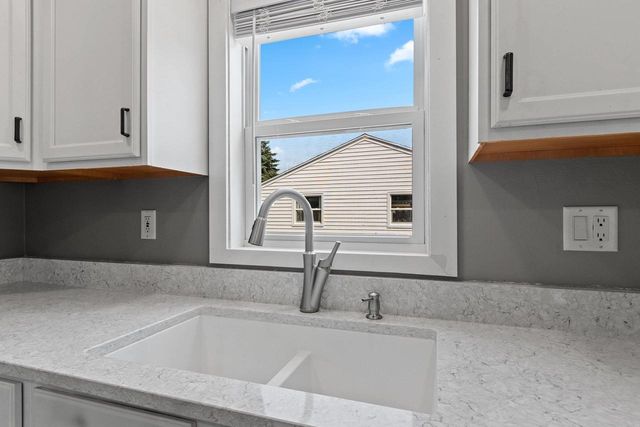424 MEMORY COURT, Green Bay, WI 54301