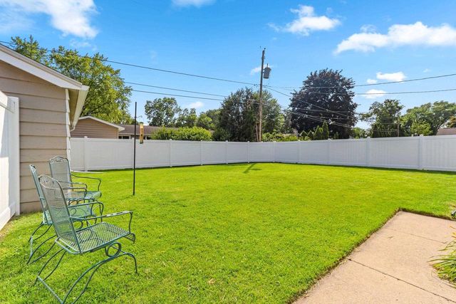 424 MEMORY COURT, Green Bay, WI 54301