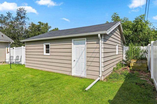 424 MEMORY COURT, Green Bay, WI 54301