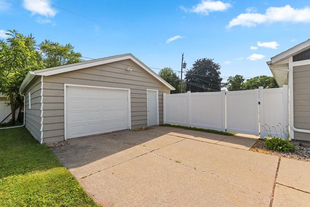 424 MEMORY COURT, Green Bay, WI 54301