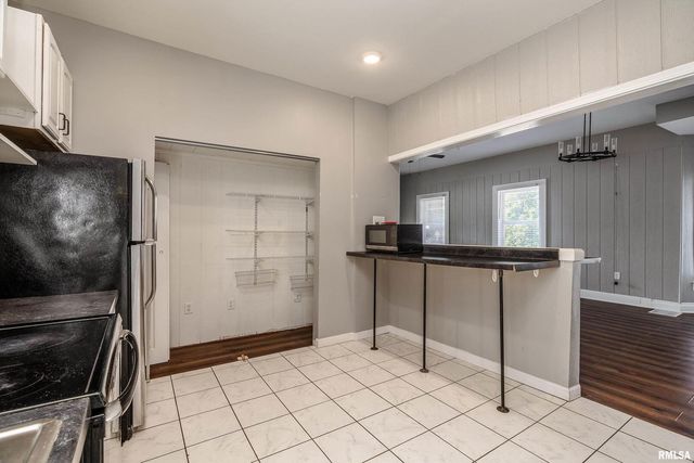 609 S Poplar Street, Carbondale, IL 62901