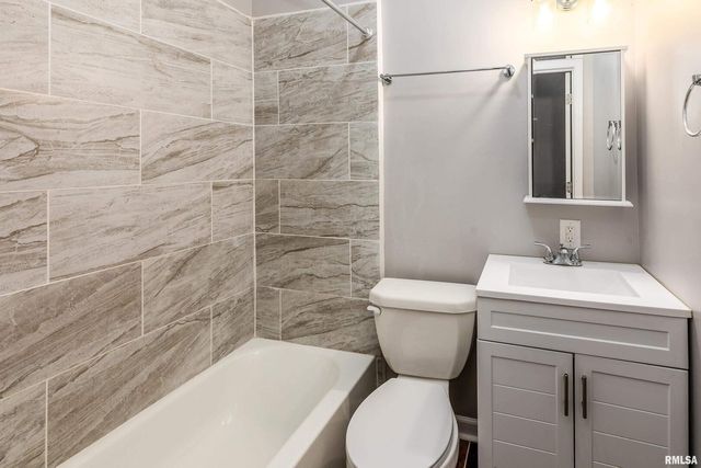 609 S Poplar Street, Carbondale, IL 62901