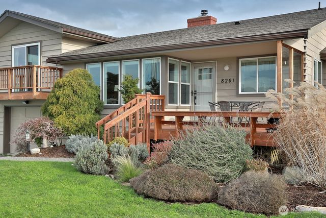 8201 Olympic View Lane, Clinton, WA 98236