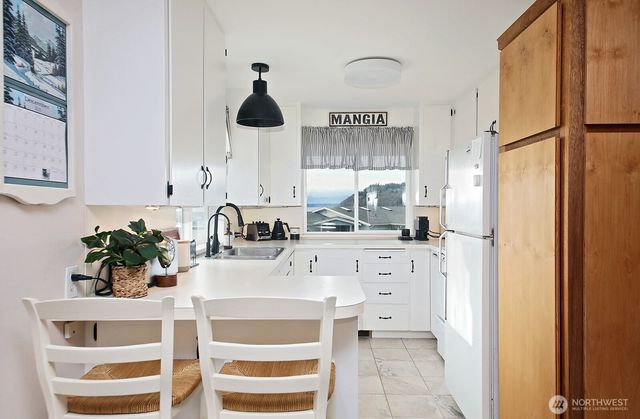 8201 Olympic View Lane, Clinton, WA 98236