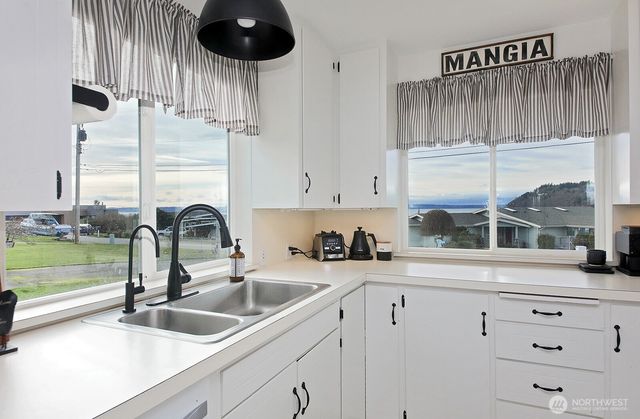 8201 Olympic View Lane, Clinton, WA 98236