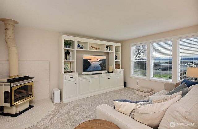 8201 Olympic View Lane, Clinton, WA 98236