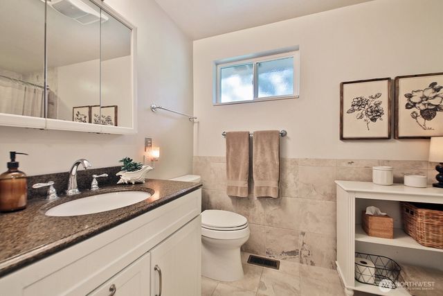 8201 Olympic View Lane, Clinton, WA 98236