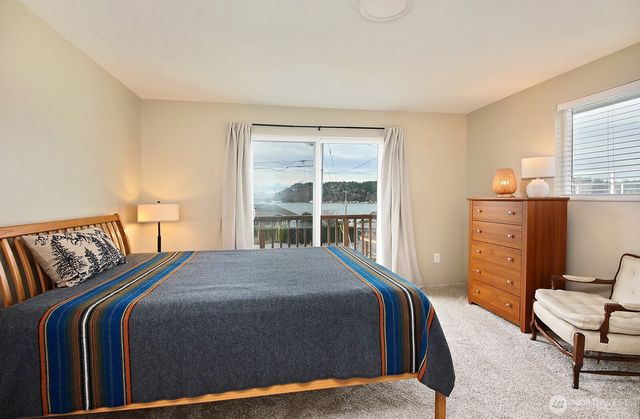 8201 Olympic View Lane, Clinton, WA 98236