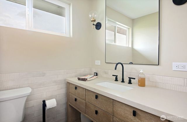 8201 Olympic View Lane, Clinton, WA 98236