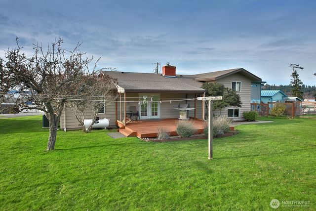 8201 Olympic View Lane, Clinton, WA 98236