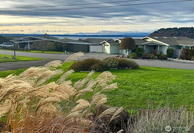 8201 Olympic View Lane, Clinton, WA 98236