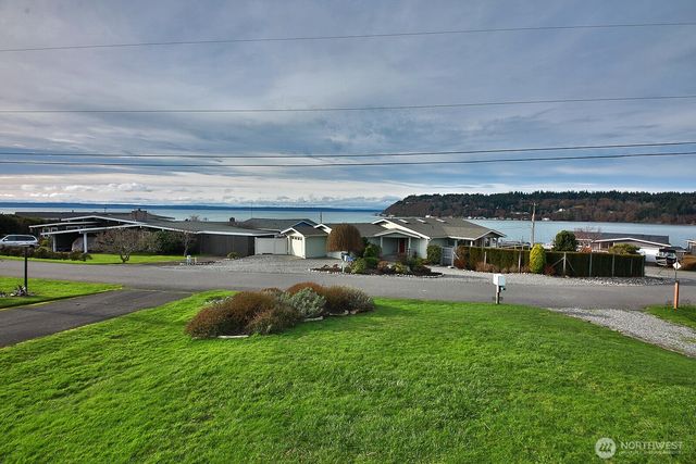 8201 Olympic View Lane, Clinton, WA 98236