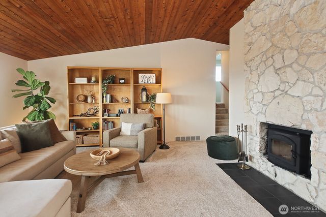 8201 Olympic View Lane, Clinton, WA 98236