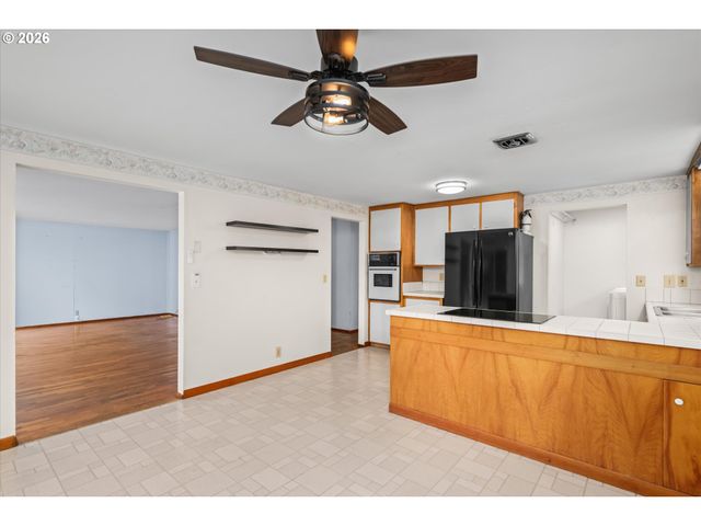 1755 BRENTWOOD Ave, Eugene, OR 97401