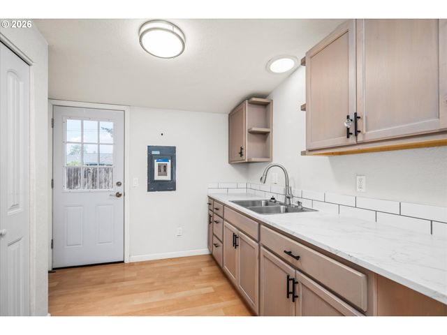 1755 BRENTWOOD Ave, Eugene, OR 97401