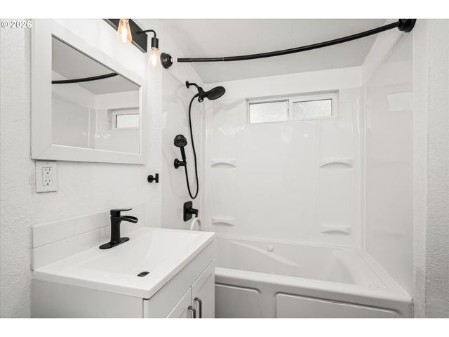 1755 BRENTWOOD Ave, Eugene, OR 97401