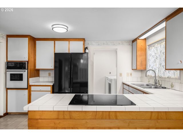 1755 BRENTWOOD Ave, Eugene, OR 97401