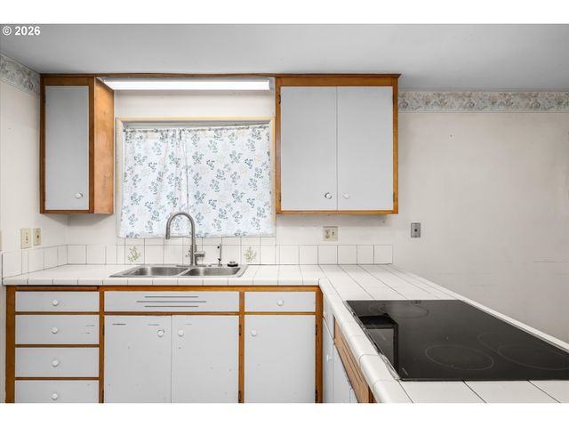 1755 BRENTWOOD Ave, Eugene, OR 97401