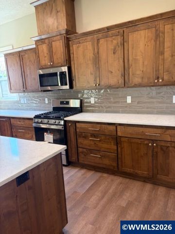 701 NW George Ct, Sublimity, OR 97385
