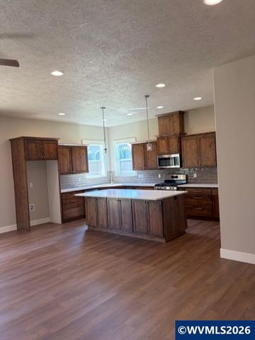 701 NW George Ct, Sublimity, OR 97385