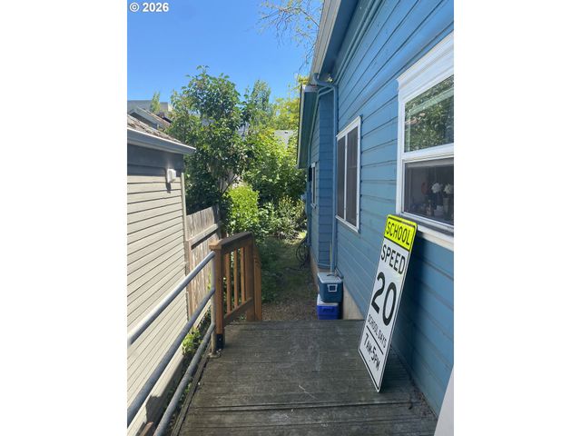 1273 PATTERSON Aly, Eugene, OR 97401