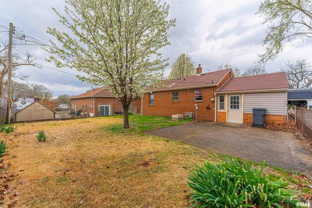 1004 WILLOW Street, Pekin, IL 61554