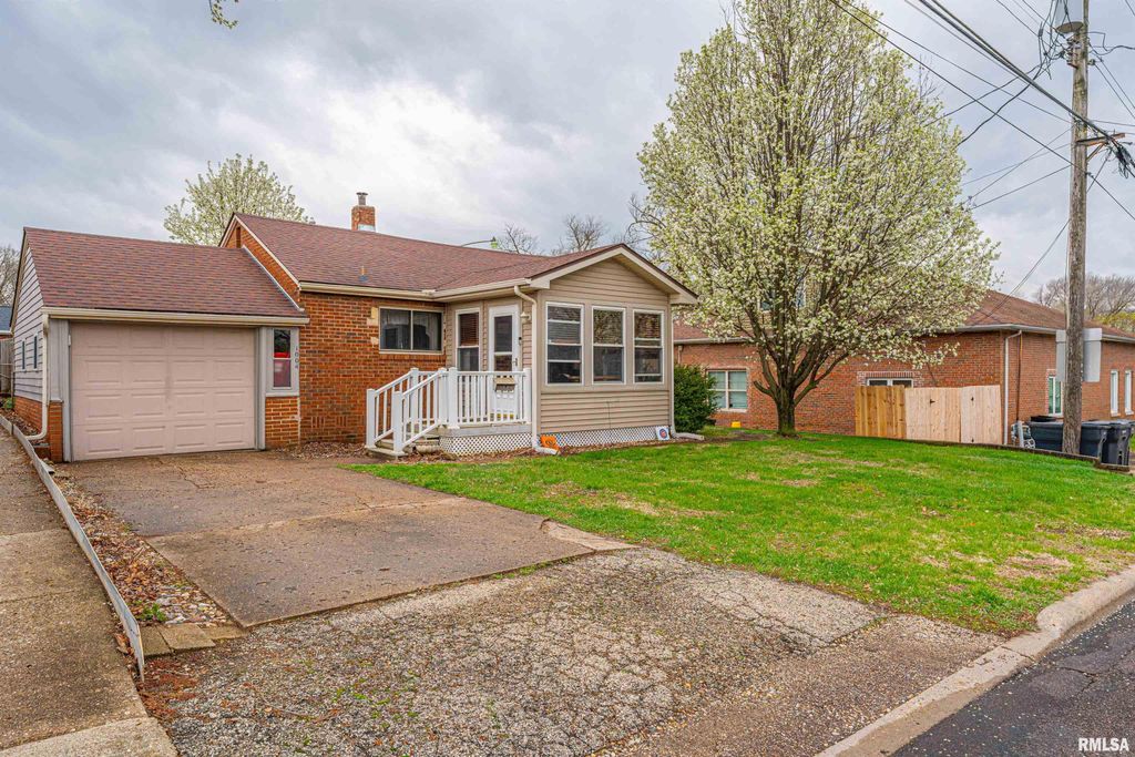 1004 WILLOW Street, Pekin, IL 61554